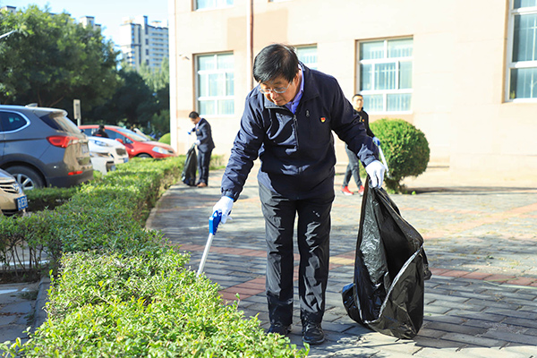 我院师生共同进行校园环境卫生清理