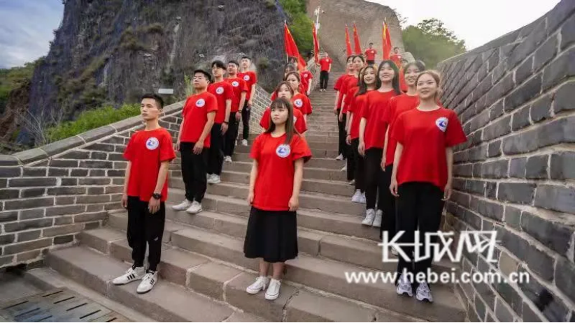 威尼斯人娱乐城师生唱响《岁月征程》