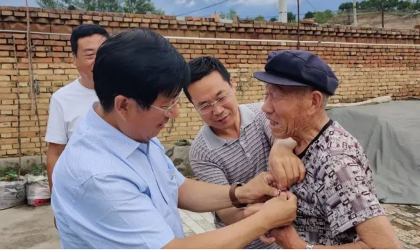 学院领导看望慰问我院定点帮扶村老党员